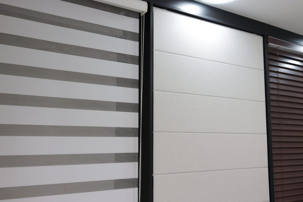 Sala de estar com persiana rolô instalada pela Seu Estilo Decor